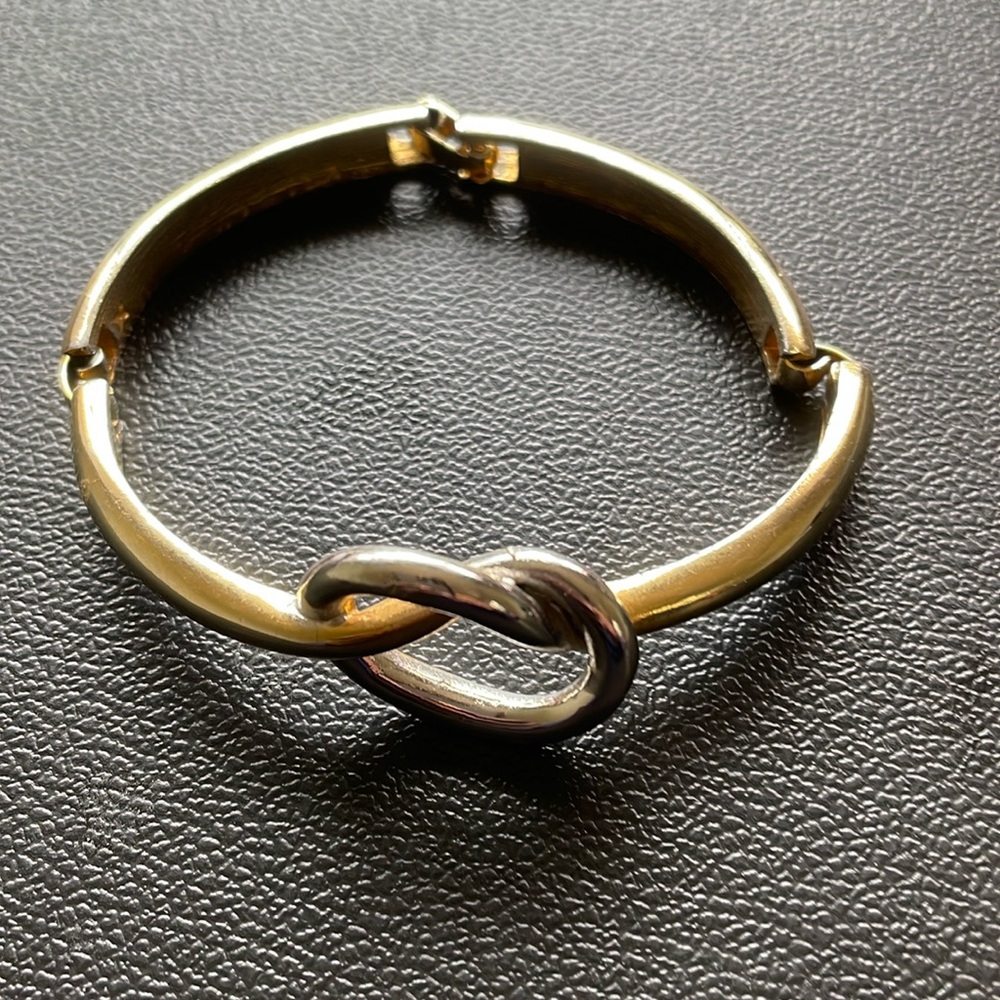 Gold Tone Metal Knot Bracelet /